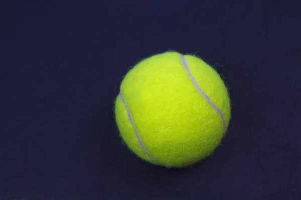 Pelota de tenis en solitario — Foto de Stock