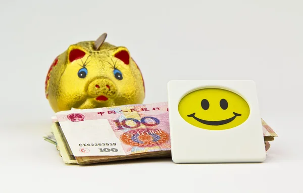 Papel moneda, alcancía y sonrisa — Foto de Stock