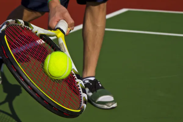 Tenisçi, raket, top ve mahkeme — Stok fotoğraf