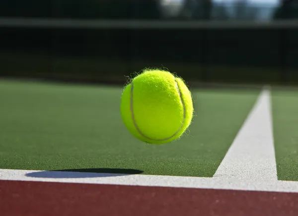 Теннисный мяч и корт — стоковое фото