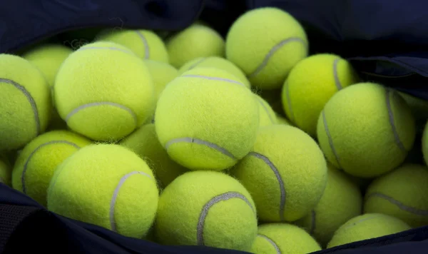 Pelotas de tenis y bolsa — Foto de Stock