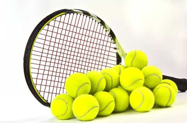 Rakieta tenisowa i piłki — Zdjęcie stockowe
