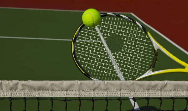 Raqueta de tenis, pelota y cancha — Foto de Stock