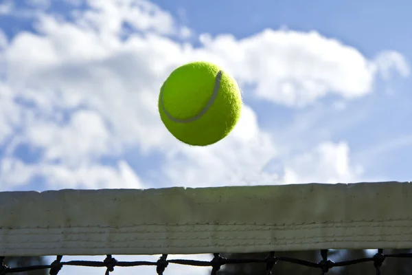 Balle de tennis juste efface le net — Photo