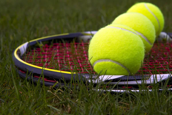 Tennis apparatuur op natuurgras — Stockfoto