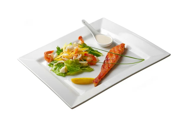 Червона смажена риба з соусом та креветками ізольована на білому — стокове фото