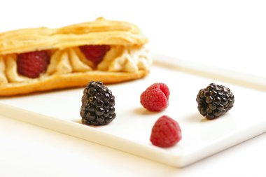 Ahududu ve bilberries plaka (odak yer bilberries kek (pasta) açıldı)