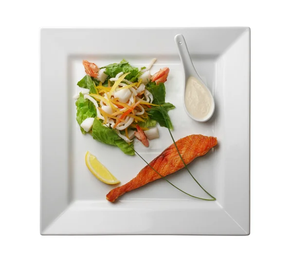 ソース 白い背景 上からビューの分離されたエビと魚のフライ赤の洗練されたステーキ — ストック写真