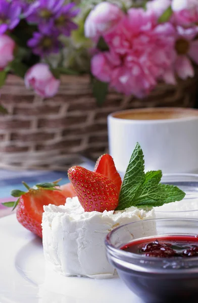 Cottage Cheese Jam Strawberries Closeup — Stock Photo, Image