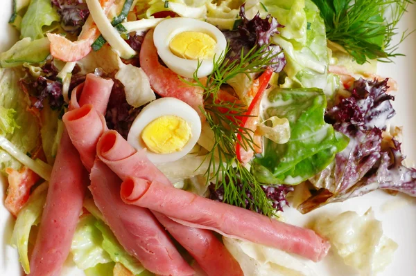 Salade Met Gesneden Ham Close — Stockfoto