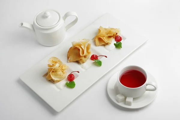 Pfannkuchen Mit Kirschen Auf Teller Becher Teekanne Auf Weiß — Stockfoto