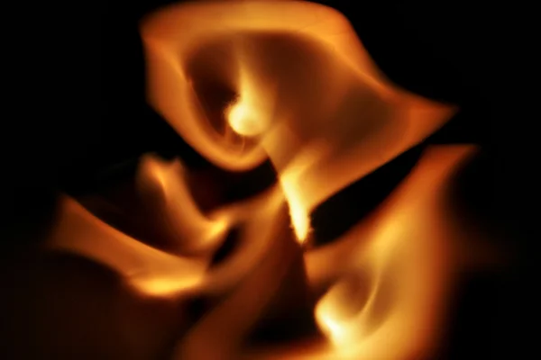 Танцующий Пламень Над Черным — стоковое фото