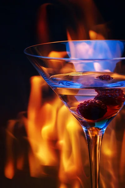树莓在玻璃上一杯鸡尾酒火灾痕迹 — 图库照片