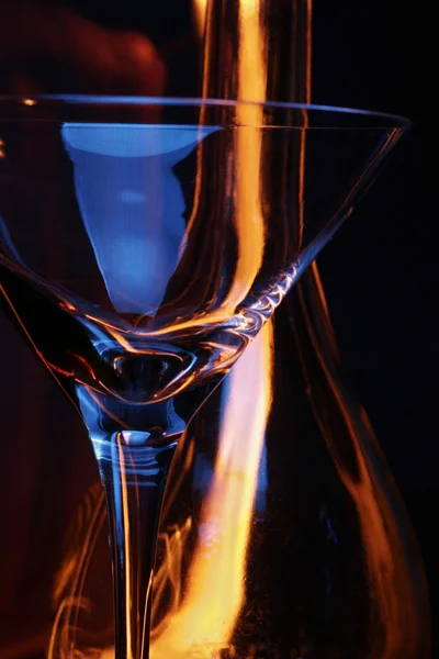 Скляна Пляшка Чорному Тлі Вогняними Слідами — стокове фото
