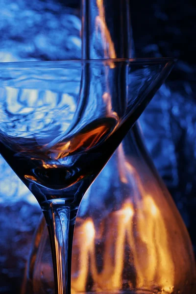 Glas Flasche Mit Flamme Innen Über Blauem Hintergrund — Stockfoto
