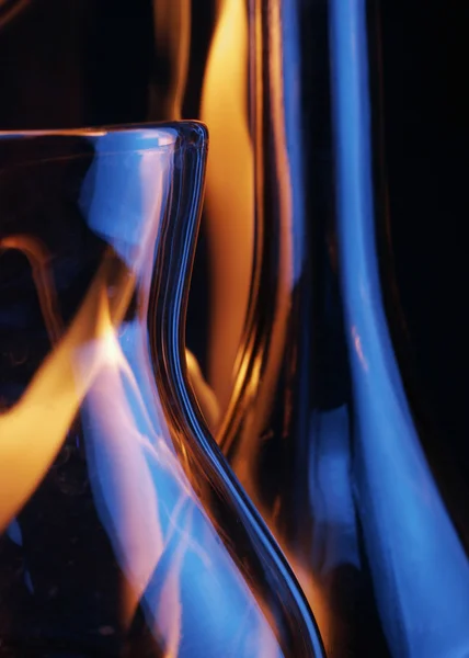 Krug & Flasche vor schwarzem Hintergrund mit Brandspuren — Stockfoto