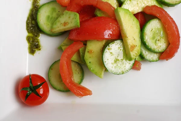 Салат с огурцом, помидорами и капустой — стоковое фото