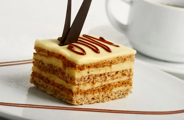 Segment Van Vanille Crème Taart Met Chocolade Decoratie Close — Stockfoto