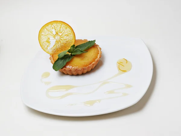 Pasta Portakal Dilimi Beyaz Zemin Üzerine Nane — Stok fotoğraf