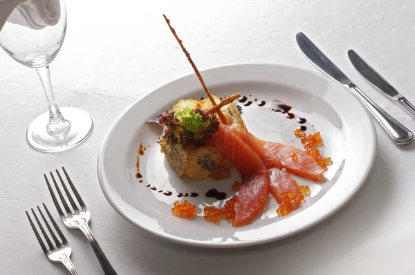 Tavolo Ristorante Con Raffinata Bistecca Pesce Rosso — Foto Stock