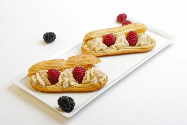 Ahududu Plaka Üzerinde Beyaz Bilberries Ile Açılan Pasta Pasta — Stok fotoğraf