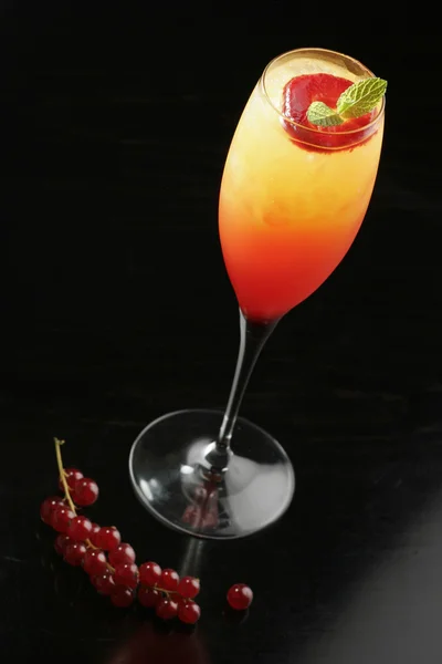 Cocktail Tequila Sunrise Com Fatia Morango Groselha Vermelha — Fotografia de Stock