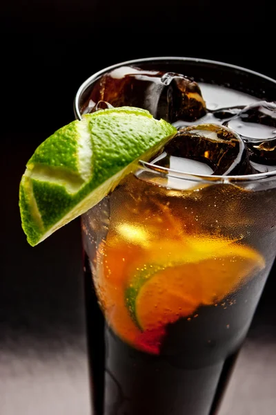 Cold tea with lime and ice — Stock Photo, Image