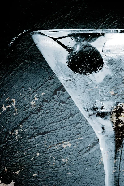Cocktailglas mit Kirsche über Grunge-Hintergrund Stockfoto