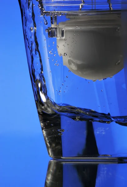 青色の背景に水フィルター — ストック写真
