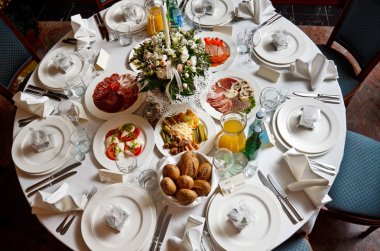 restraunt tablo bir ziyafet için görev yaptı.