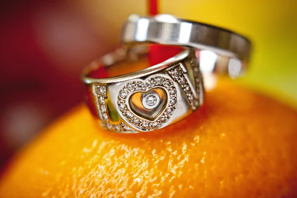 Anillos de boda en una naranja Imagen de stock