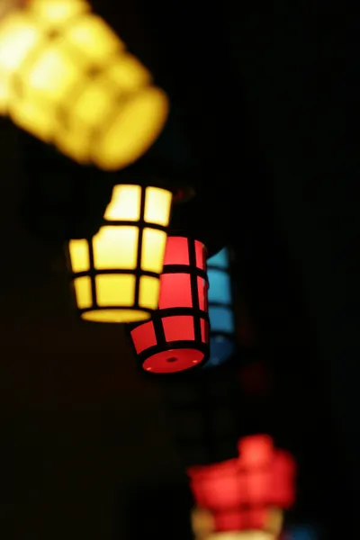Färgade lanternor i rad — Stockfoto
