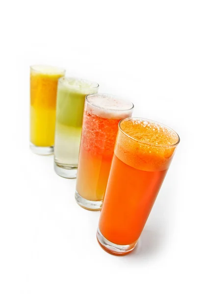 Dört bardak farklı taze meyve suyu - portakal, havuç, elma, g — Stok fotoğraf