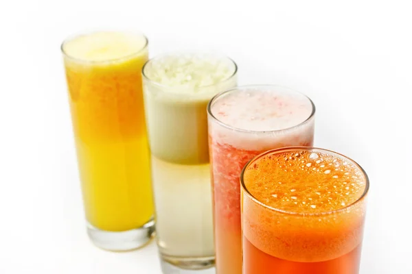 Empat gelas jus segar yang berbeda-oranye, wortel, apel, g — Stok Foto