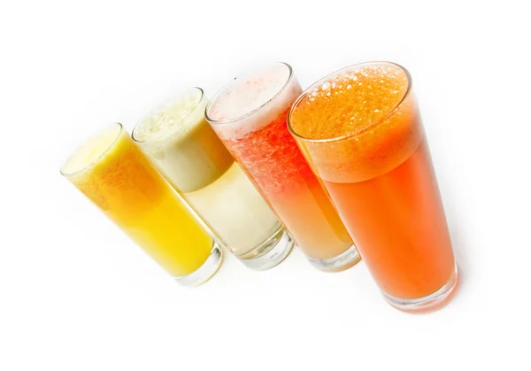 Dört bardak farklı taze meyve suyu - portakal, havuç, elma, g — Stok fotoğraf