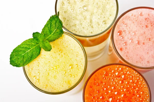Czterech szklanek różnych świeży sok – pomarańczowy, marchew, jabłko, g — Zdjęcie stockowe