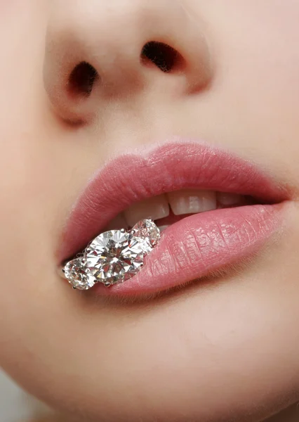 Schöne weibliche Lippen Nahaufnahme mit Luxus-Diamanten darin — Stockfoto