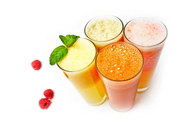 Czterech szklanek różnych świeży sok – pomarańczowy, marchew, jabłko, g Obraz Stockowy