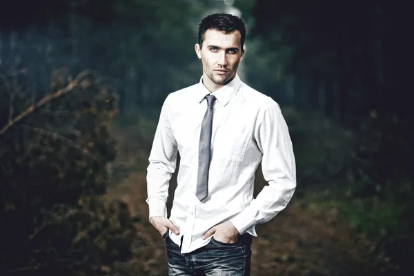 Stilisiertes Modeporträt eines jungen attraktiven Mannes im Freien lizenzfreie Stockfotos