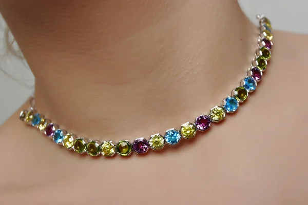 Κρύσταλλοι κοσμήματα στο γυναικείο λαιμό. Εικόνα Αρχείου