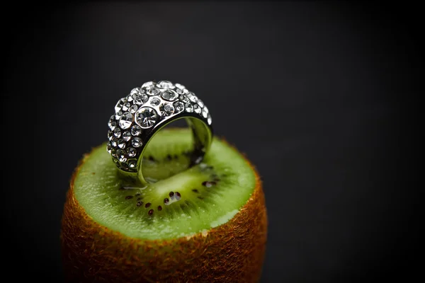 Golden ring inuti kiwi — Stockfoto