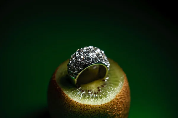 Golden ring inside kiwi — Stock Photo, Image
