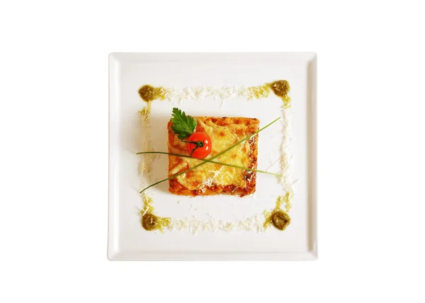 Lazanya yemek üzerine beyaz izole üzerinde — Stok fotoğraf