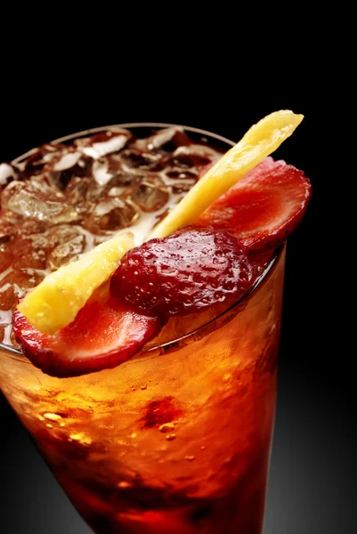 Cóctel de refresco con piña y fresa —  Fotos de Stock