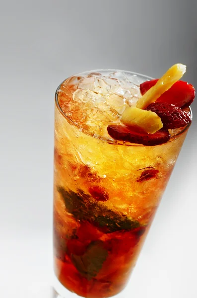 Erfrischungscocktail mit Ananas & Erdbeere — Stockfoto