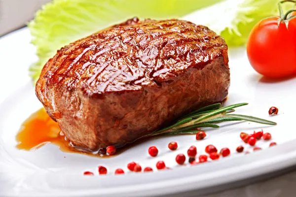 Roston sült steak zöldek — Stock Fotó