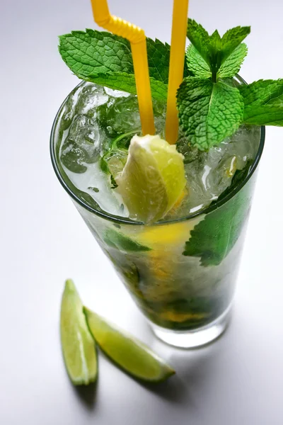 Mojito-Cocktail & Limettenscheiben Stockfoto