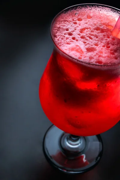 Roter Cocktail mit Hintergrundbeleuchtung — Stockfoto