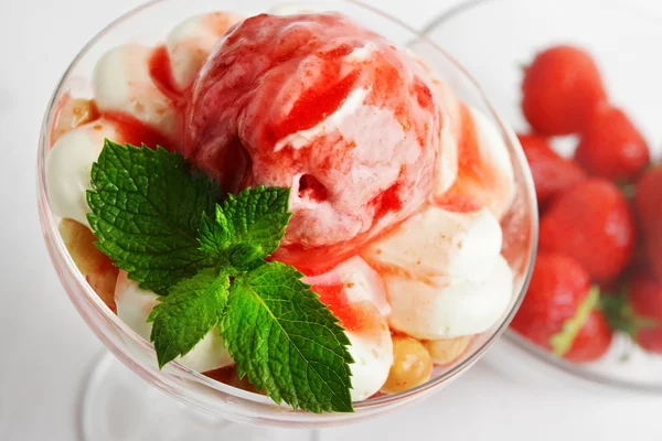 Primer plano de delicioso helado de fresa Imagen de stock