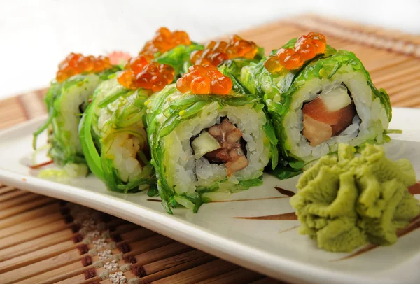 日本食品是与鱼子酱和辣酱寿司 — 图库照片